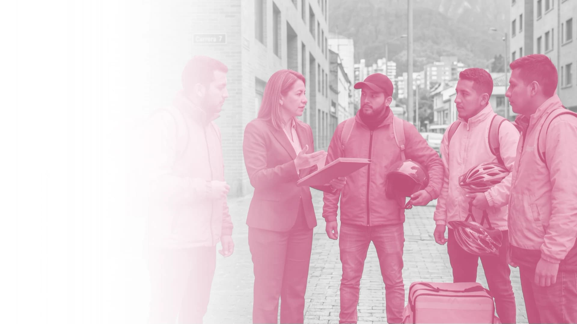 Abogada de QPAlliance asesorando a un grupo de repartidores de plataformas digitales en Bogotá